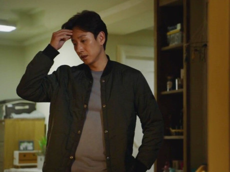 Đi công tác về sớm, tôi thấy trên giường có thêm một người, vừa định bật đèn thì vợ hét toáng lên