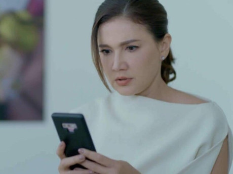 Xin chồng 2 triệu mua đồ, anh chuyển cho 300 triệu nhưng thấy nội dung ghi chú chuyển khoản, tôi sững người