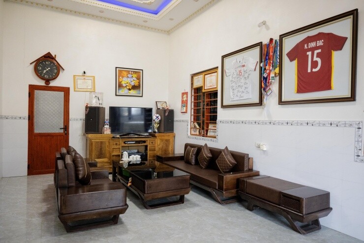 Trong nhà, một góc trang trọng trong phòng khách vẫn được dành để trưng bày những kỷ vật thi đấu của Đình Bắc, bao gồm các bằng khen, huy chương và đặc biệt là chiếc áo đấu số 15 được đóng khung treo cẩn thận.