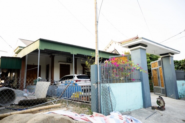 Cơ ngơi mới được xây dựng ngay cạnh ngôi nhà cũ của gia đình anh. Đây là ngôi nhà cấp 4 đơn sơ giống như nhiều căn nhà giản dị khác ở quê.