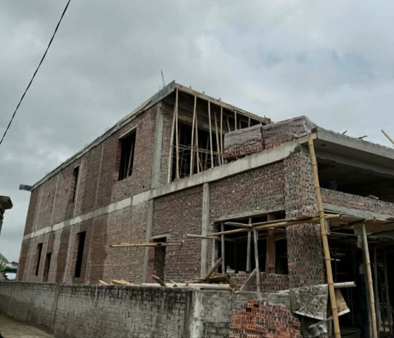 Ngôi nhà đã hoàn thiện phần khung gạch và đang bước vào giai đoạn trát vữa, hoàn thiện ngoại thất. Dù không phải là một lâu đài xa hoa như lời đồn, nhưng so với mặt bằng chung tại làng quê, đây là một cơ ngơi vô cùng khang trang, kiên cố.