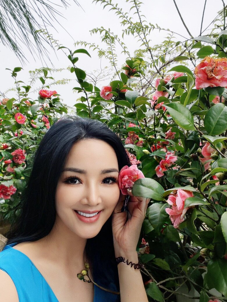 Hoa hải đường đang kỳ nở rộ. Ngắm nhìn những nhành hoa hồng rực, Hoa hậu Giáng My không khỏi tự hào chia sẻ: Hoa hải đường nhà trồng mà hoa tranh nhau khoe sắc.