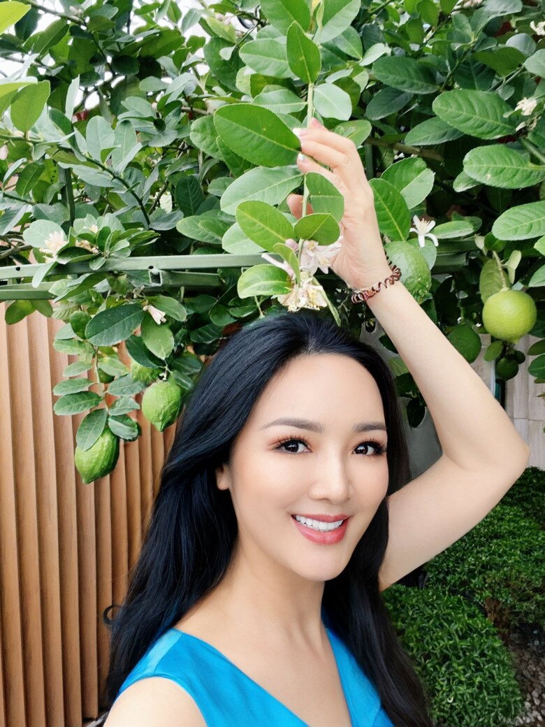 Giáng My cũng rất đỗi tự hào khi cây chanh vàng sai trĩu quả và hoa, cô tự nhận là người nông dân thành thị mát tay.