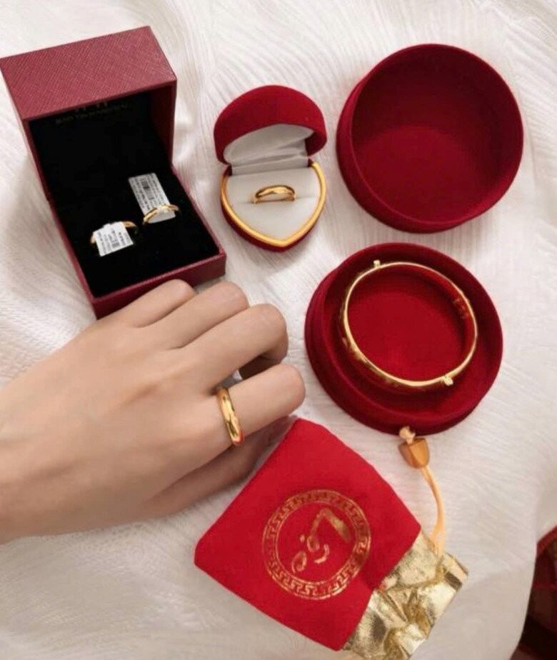 Quà cưới của người thân tặng cho MC Mù Tạt.