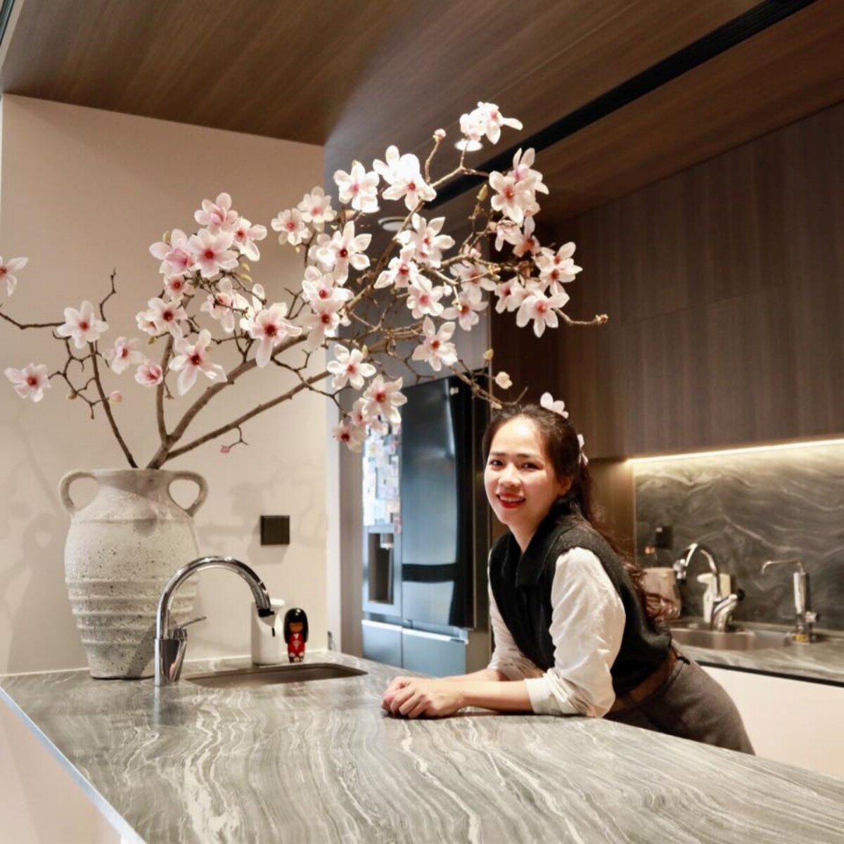 Mẹ 3 con Hà Nội giữ nhà sạch bóng nhờ 4 nguyên tắc nhỏ, góc bếp lúc nào cũng rợp sắc hương - 1