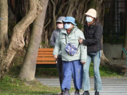 Yêu - Cụ ông 102 tuổi lén đăng ký kết hôn với bảo mẫu kém 34 tuổi, hàng xóm tiết lộ sự thật