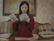 Yêu - Mẹ chồng đến ăn Tết nhưng 1 tuần đã đòi về, trước khi đi bà lén nhét phong bì dưới ga giường, mở ra tôi bật khóc