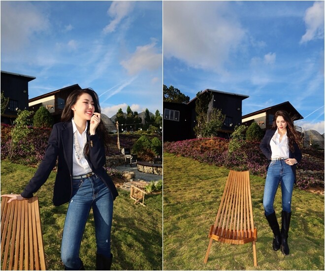 Cơ ngơi của cô tại đây thực sự là một không gian mở, nơi con người và thiên nhiên không còn khoảng cách. Nơi đây có khu vườn xanh mướt đầy hoa cỏ, những luống rau sạch được phân chia ngay ngắn xen kẽ giữa các lối đi lát đá mộc mạc.