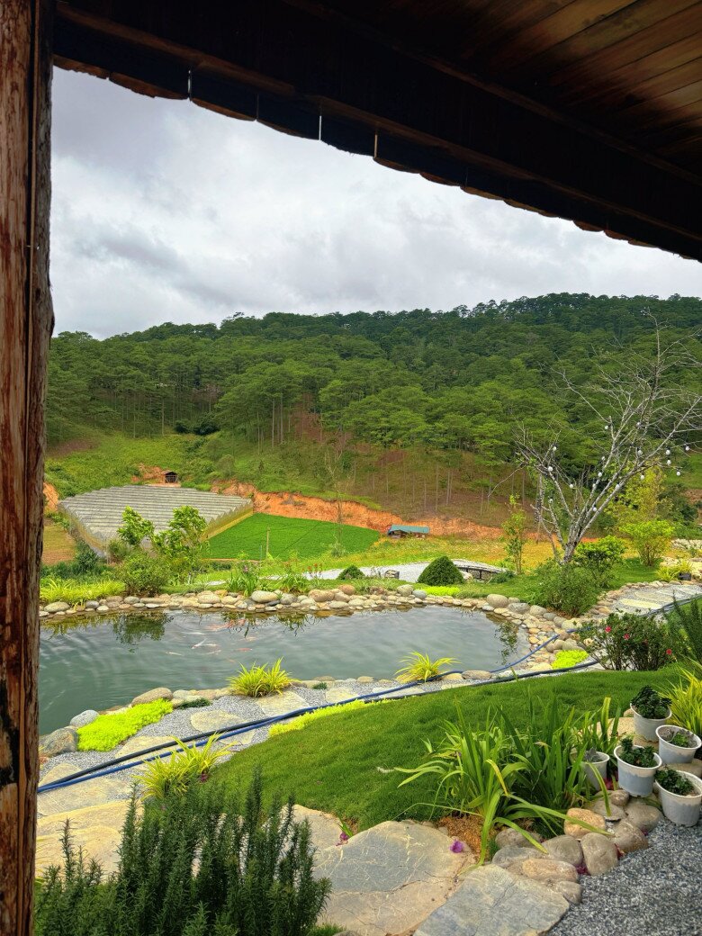 Một góc ban công nhìn ra thung lũng xanh mờ sương, nơi người đẹp có thể dành mỗi mỗi sáng để hít hà không khí trong lành và bắt đầu ngày mới. Tầm nhìn phóng khoáng ra thiên nhiên hùng vĩ giúp tâm hồn cô luôn rộng mở và tràn đầy cảm hứng.