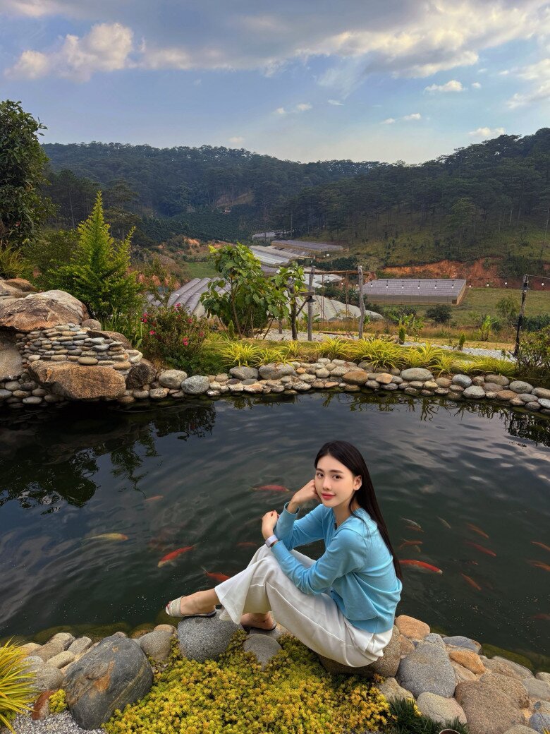 Góc hồ cá yên bình là nơi Quỳnh Hoa thường ngồi thư giãn, thả mình vào không gian tĩnh lặng để ngắm nhìn mặt nước phẳng lặng và mây trời Đà Lạt.