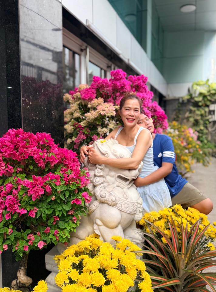 Hồi Tết, Mỹ Lệ hào hứng khoe cây cỏ hoa lá nhà mình. Ngay trước cửa là đã thấy rợp trời cây và hoa đủ sắc màu rực rỡ.