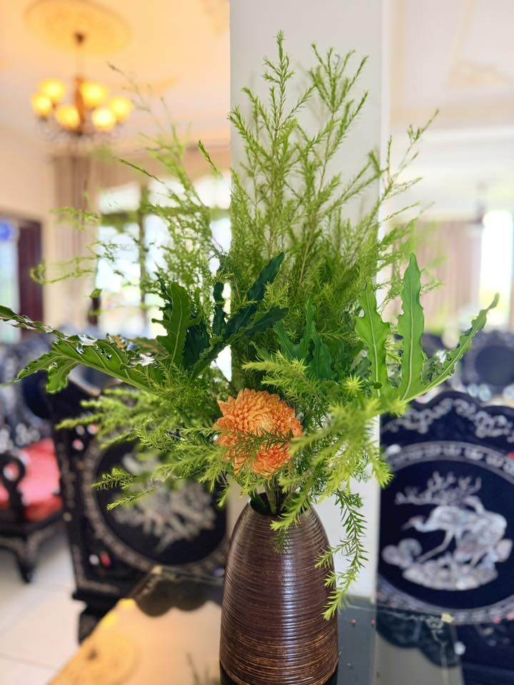 Mỹ lệ cắm hoa ngoài vườn vào trang trí rất đẹp mắt và sang trọng. Nhiều người không khỏi ngưỡng mộ sự đa tài của cô.