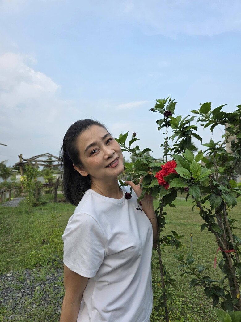 Nam NSND là thầy giáo của Võ Hạ Trâm có cơ ngơi 3000m2 đầy hoa cỏ khiến nhiều người thích thú - 11