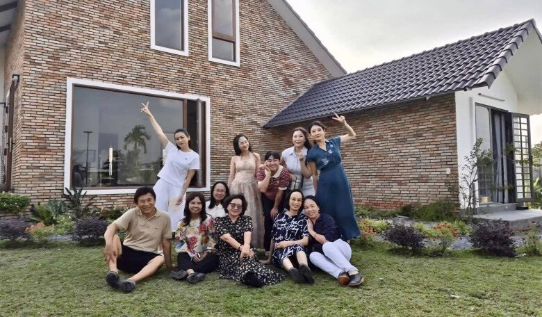 Ngôi nhà chính được thiết kế theo phong cách hiện đại nhưng vẫn giữ được nét mộc mạc nhờ mảng tường gạch trần không tô trát.