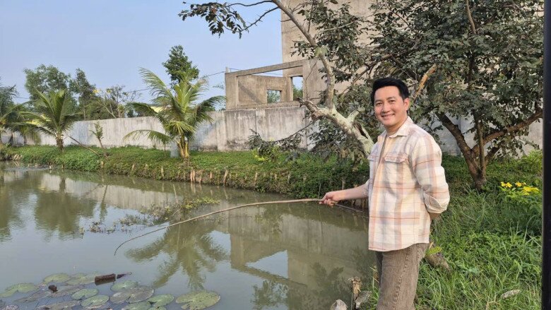 Ca sĩ Nguyễn Phi Hùng đã đến thăm nhà của nam NSND và có những phút giây thư giãn khi câu cá trong ao. Trong khi nhiều bạn bè thích thú chụp hình.
