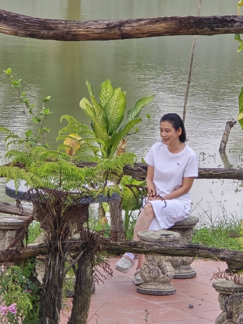 Một chòi lá nhỏ được dựng ngay sát mép nước, tạo nên khung cảnh bình yên như một bức tranh làng quê hữu tình.