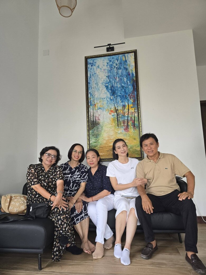 Nội thất bên trong được tối giản hóa, nhường chỗ cho những mảng xanh và ánh sáng tự nhiên tràn vào từng góc nhỏ.