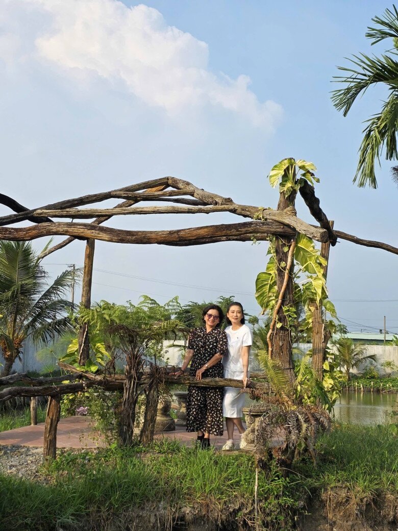 Đây không chỉ là nơi nghỉ dưỡng của gia đình nam nghệ sĩ sau những giờ làm việc căng thẳng, mà còn là điểm hẹn ấm cúng để anh đón tiếp những người đồng nghiệp, học trò thân thiết.