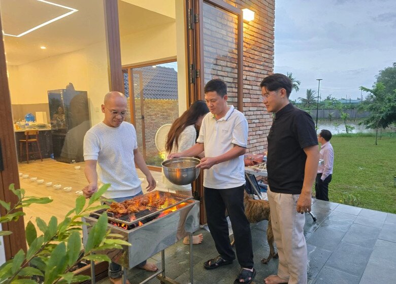 Không gian nhà NSND Tạ Minh Tâm thoải mái cho những buổi tụ tập, tổ chức tiệc BBQ ngoài trời đầy ấm cúng.