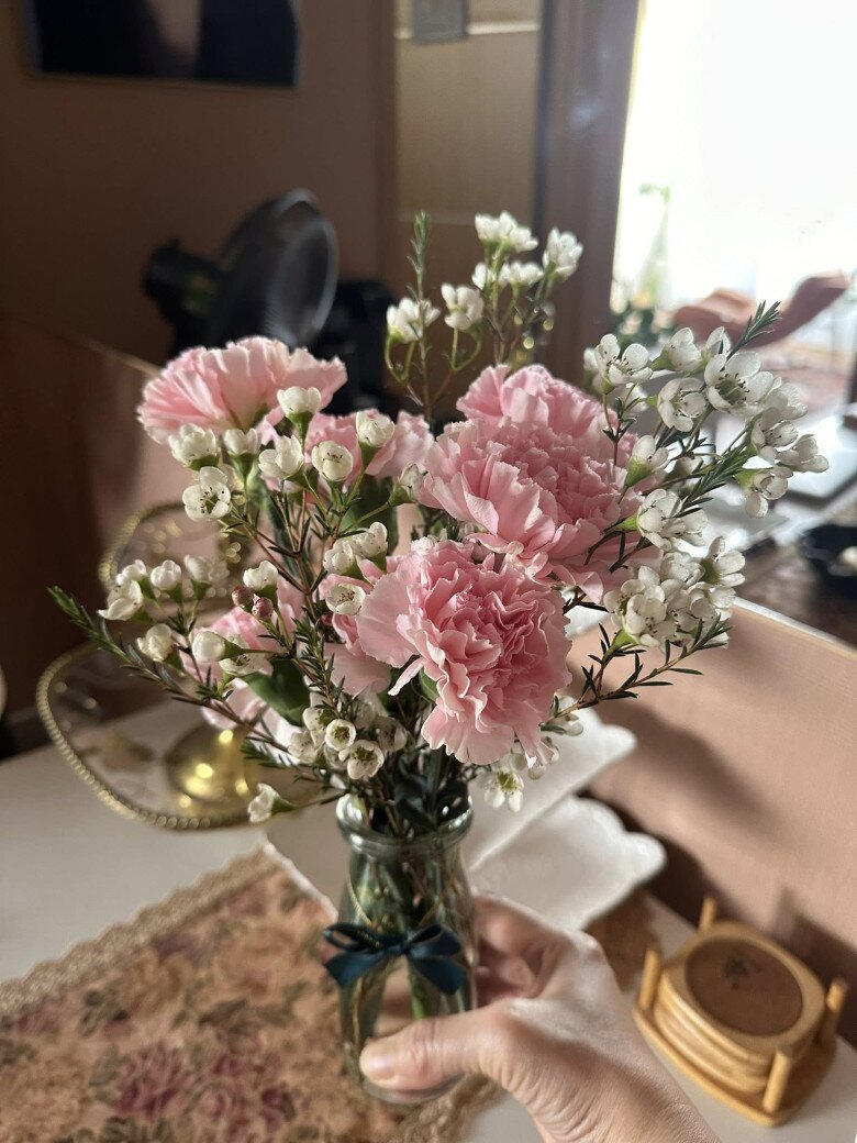 Nữ ca sĩ 8x thường xuyên thay đổi các loại hoa theo mùa để làm mới cảm xúc và khơi nguồn cảm hứng sáng tạo cho công việc.