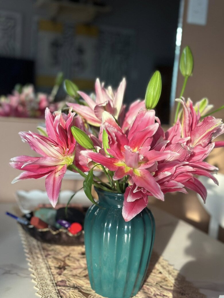 Sự kết hợp tinh tế giữa nội thất hiện đại và những cành lá cắt tỉa từ vườn nhà mang đến vẻ đẹp mộc mạc nhưng không kém phần sang trọng cho ngôi nhà.