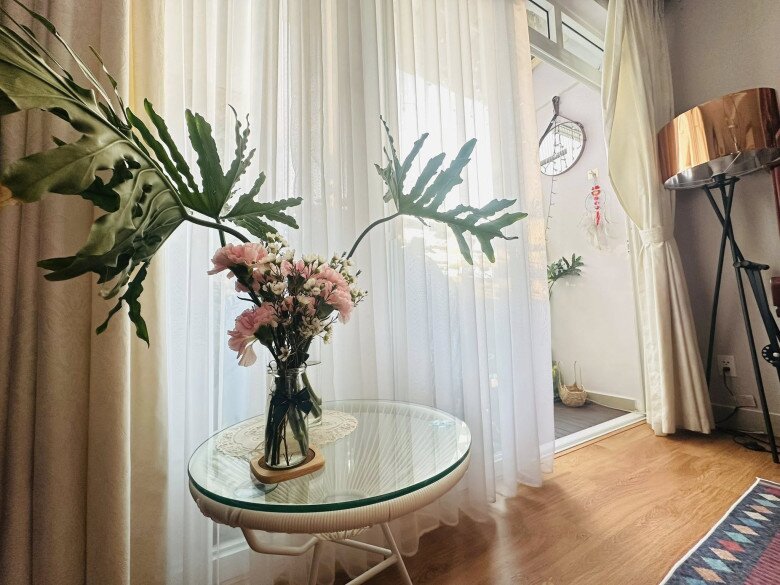 Những bình hoa tươi khoe sắc rực rỡ trên bàn trà trở thành điểm nhấn nghệ thuật, giúp không gian phòng khách luôn bừng sáng và tràn đầy sức sống mới.