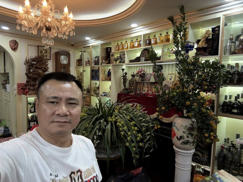 Không gian phòng khách bừng sáng với những chậu Lan hồ điệp rực rỡ sắc màu được đặt tại các vị trí trang trọng, tạo điểm nhấn cho ngôi nhà thêm quyền quý.