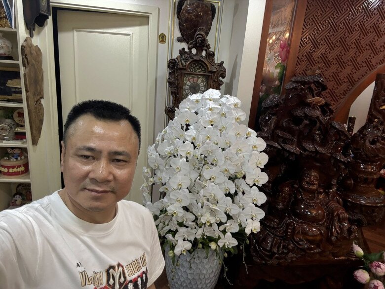 Toàn cảnh phòng khách mang tông màu trầm ấm, nổi bật trên đó là những mảng màu đa sắc của các loại hoa xuân được bài trí xuyên suốt không gian.