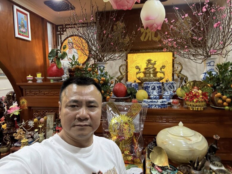 Đặc biệt, khu vực ban thờ nhà gia đình nghệ sĩ được bài trí vô cùng trang nghiêm với mâm ngũ quả, bánh kẹo và hoa tươi, thể hiện lòng thành kính hướng về nguồn cội trong dịp Tết cổ truyền.