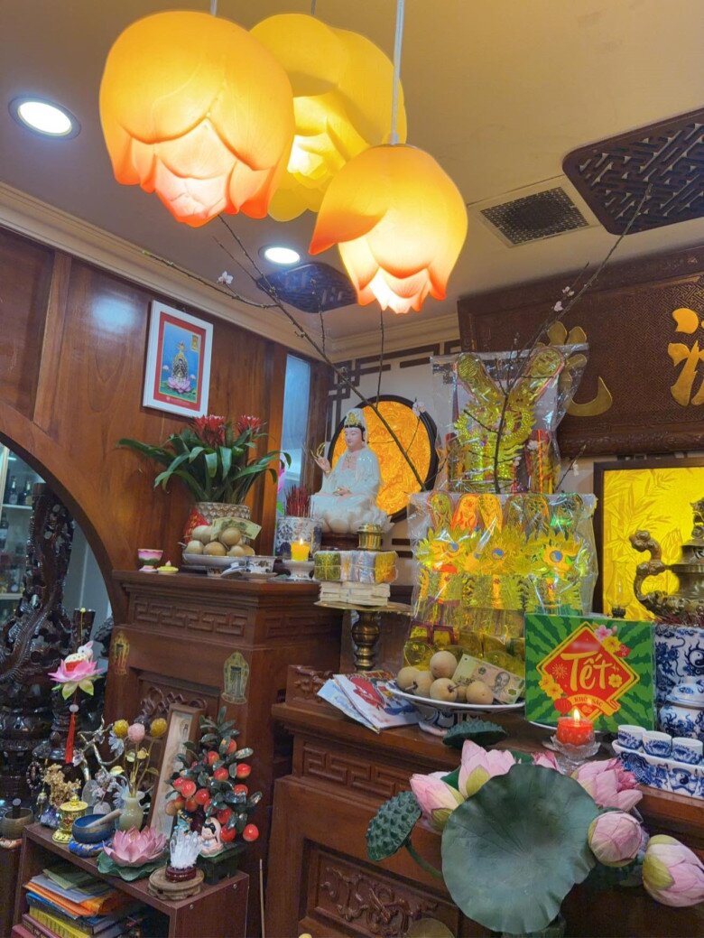 Khu vực ban thờ Phật và gia tiên được bà xã nam nghệ sĩ chăm chút tỉ mỉ với mâm ngũ quả đủ đầy và các lễ vật được sắp xếp ngay ngắn, tôn nghiêm. Ánh đèn lung linh cùng hương trầm phảng phất tạo nên một bầu không khí tĩnh tại, hướng con người về những giá trị truyền thống tốt đẹp.