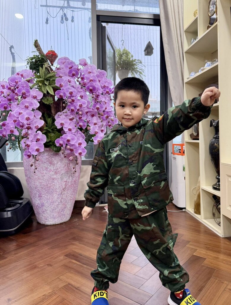 Góc hướng ra ban công cũng đầy sinh động khi được tô điểm bởi chậu lan khoe sắc thắm bên cạnh các loại cây xanh mướt. Đây là khoảng không gian mở giúp căn hộ luôn thông thoáng, đón trọn luồng khí xuân trong lành và ánh nắng ấm áp của những ngày cuối năm.