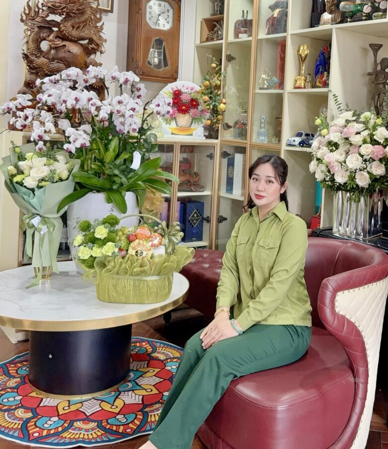 Nữ Đại úy kiêm giảng viên bày tỏ: Đi làm về ngồi ngắm lan rồi bày thêm mâm bánh kẹo xinh xinh ngỡ như là ngày Tết đến vậy đó. Có ai ngược như em không? Ngày trẻ thì rất sợ Tết, còn bây giờ thì lại vô cùng thích Tết, chỉ mong nàng xuân cứ nhanh nhanh đến và dài thêm thôi.