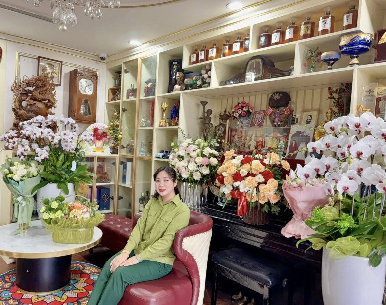 Cơ ngơi của NSND Tự Long ngập hoa ngày sát Tết, vợ Đại úy khoe sắc giữa amp;#34;rừngamp;#34; lan ngay trong tổ ấm - 12