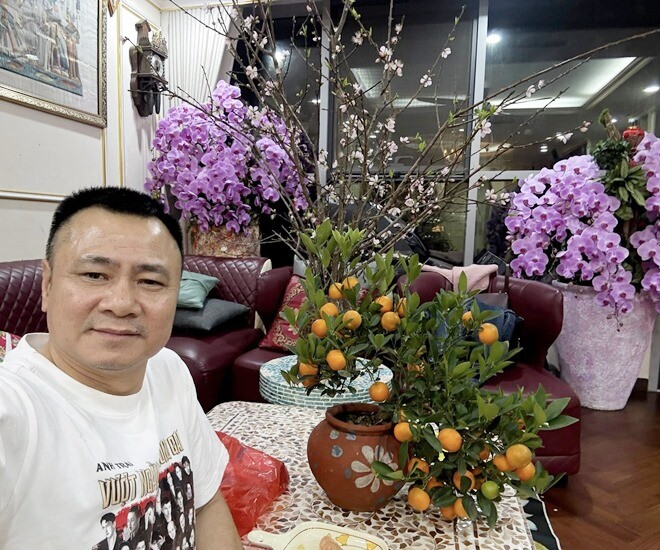 Điểm nhấn nổi bật nhất trong căn nhà chính là sự hiện diện của các loại cây, hoa mùa xuân. Từ những chậu Lan hồ điệp kiêu sa đến những bình quất, đào rực rỡ, tất cả đều được sắp xếp tinh tế, tạo nên một vườn xuân thu nhỏ ngay trong không gian nhà.