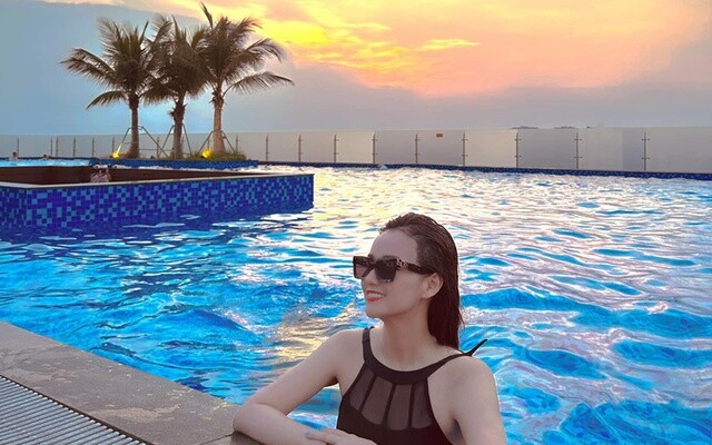 Khoảnh khắc hoàng hôn buông xuống trên mặt hồ lung linh, tạo nên một bức tranh tuyệt mỹ giúp nữ đại gia kim cương tận hưởng những giây phút an yên sau một ngày dài bận rộn.