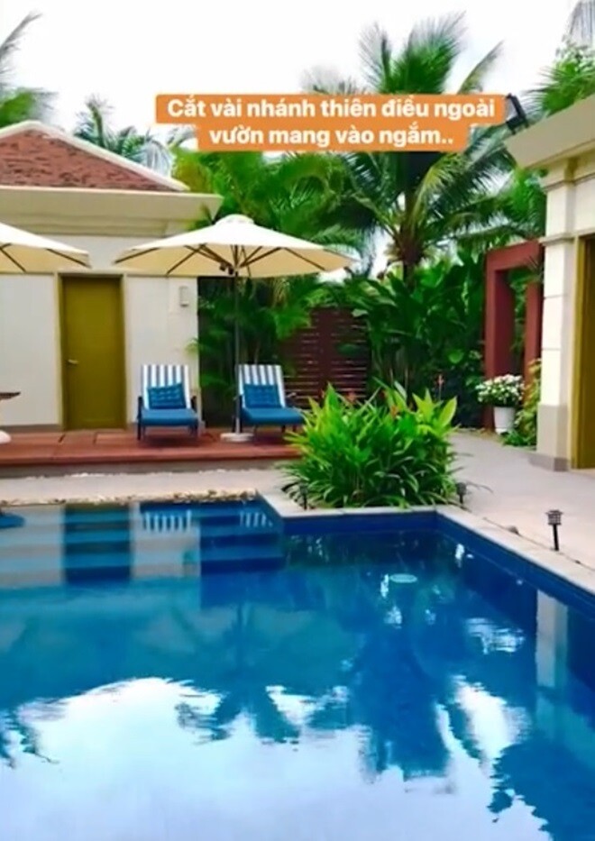 Khu vực nghỉ ngơi bên bờ bơi được trang bị ghế dài và ô che nắng chuyên dụng, biến nơi đây thành một resort tại gia lý tưởng để trốn cái nóng gay gắt của mùa hè.