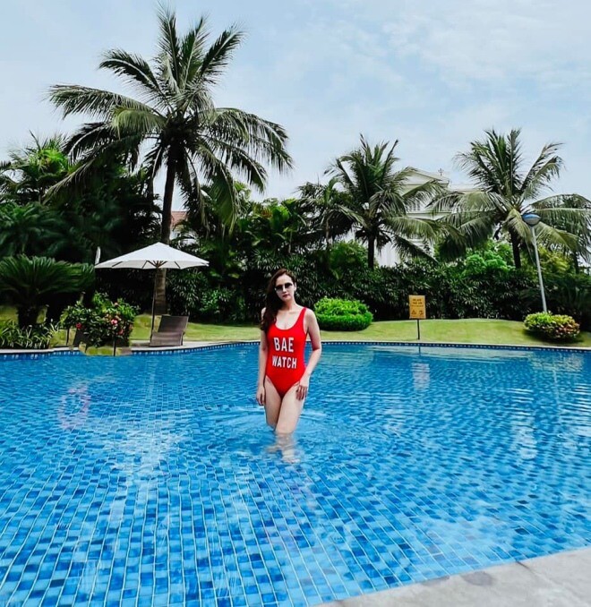 Trước đây, Lã Thanh Huyền cũng từng chia sẻ hình ảnh bên bể bơi và hé lộ: Nghỉ dưỡng tại gia vẫn vui như được đi xa! 
