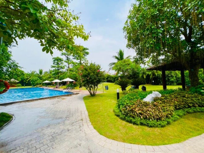 Toàn cảnh khuôn viên xanh mướt mắt với những lối đi lát đá sạch sẽ, nơi các thành viên trong gia đình có thể dạo bộ và tận hưởng bầu không khí trong lành, yên tĩnh.
