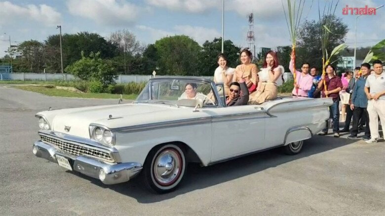 Cô dâu dẫn đầu đoàn rước tiến về nhà trai. 