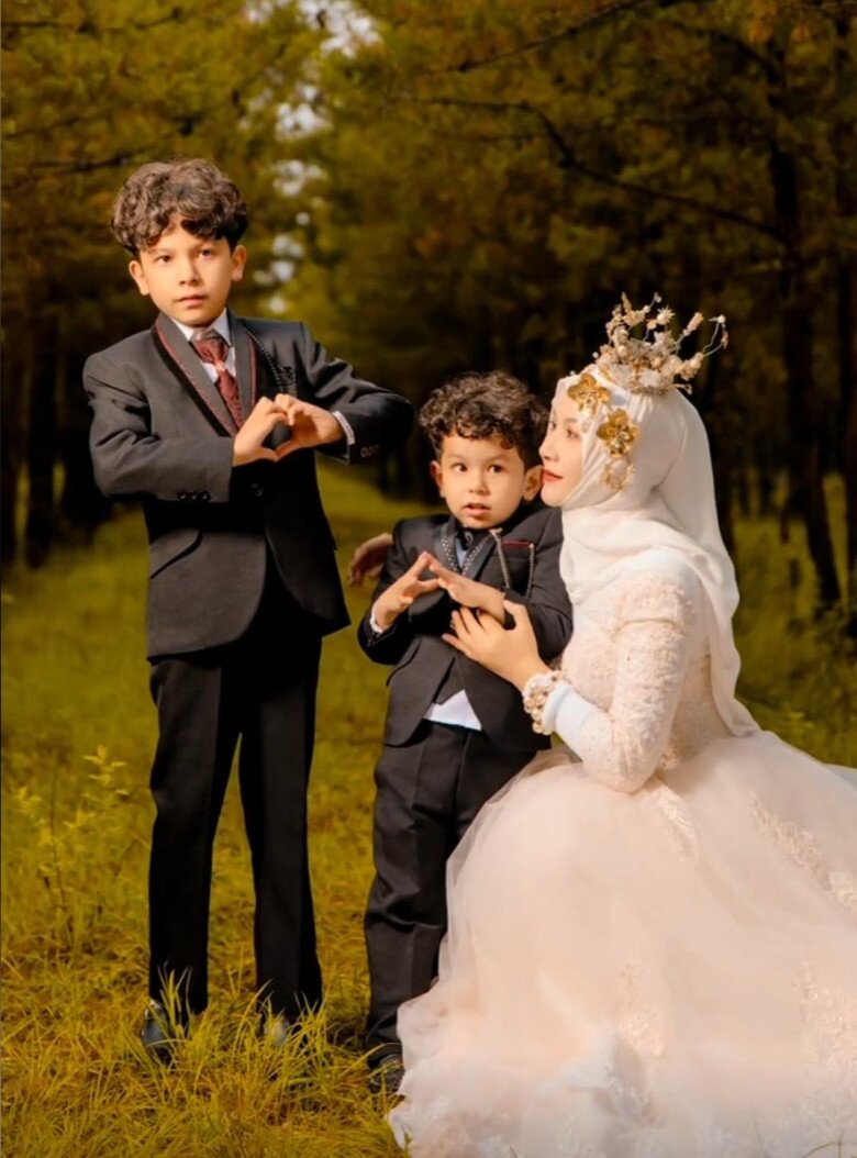 Beck v&agrave; hai con trai