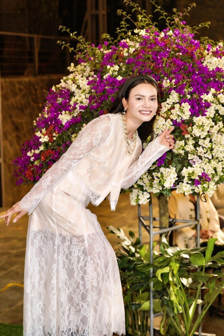 Ngoài vườn, rất nhiều loài hoa xuân nở rộ như hoa giấy, thược dược, hoa trà... làm căn biệt phủ của nữ NSND càng thêm rực rỡ, mang đậm hơi thở mùa xuân khi Tết về.