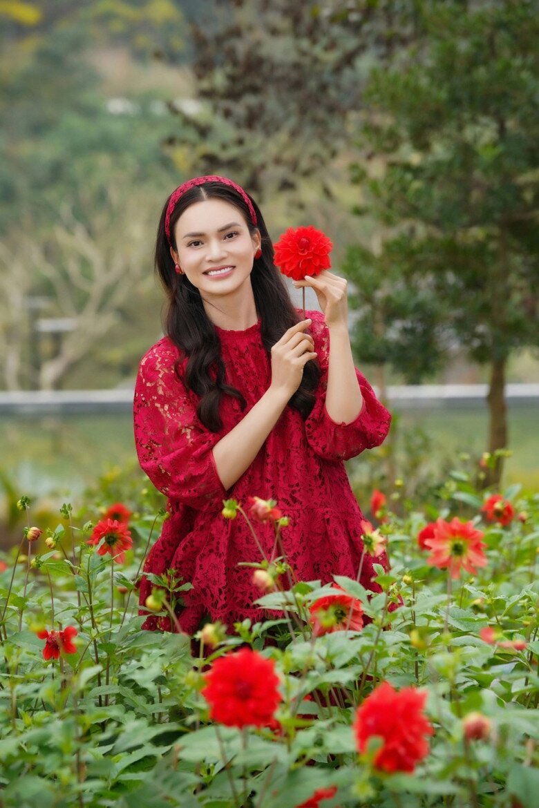 Nữ NSND trẻ nhất Việt Nam cùng chồng đón Tết trong căn nhà mới ở khuôn viên biệt phủ 10.000m2 - 11