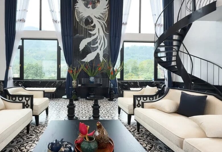 Bức tranh chim phượng hoàng khổng lồ án ngữ vị trí trung tâm, kết hợp cùng view đồi núi xanh mướt qua lớp cửa kính, tạo nên thế tựa sơn hướng thủy.