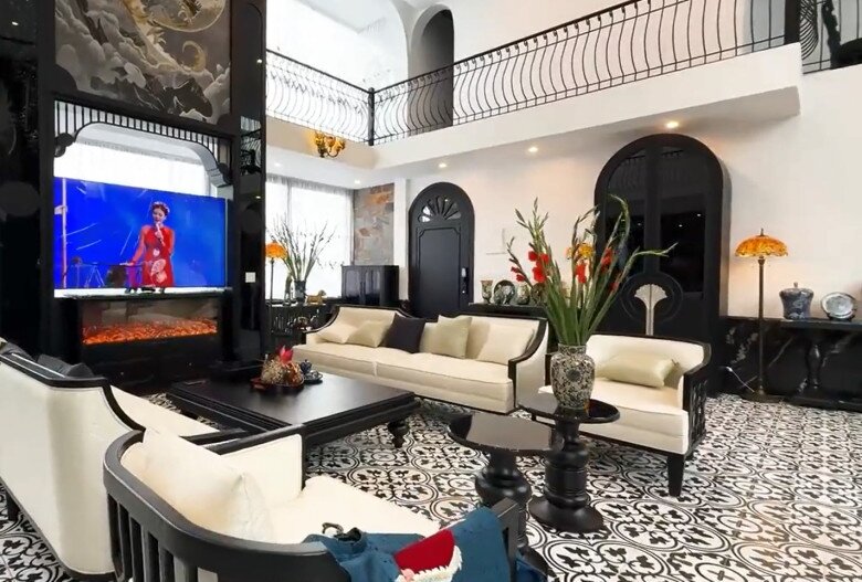 Khu vực giải trí hiện đại với màn hình lớn và lò sưởi điện tử trang trí, mang lại cảm giác ấm áp, tiện nghi cho những buổi sum họp gia đình.