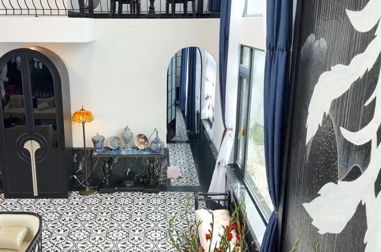 Sự kết hợp tinh tế giữa sắc đỏ của hoa Tết, các món đồ trang trí lung linh và tone màu đen - trắng chủ đạo của nội thất tạo nên vẻ đẹp vừa quyền quý vừa ấm cúng.