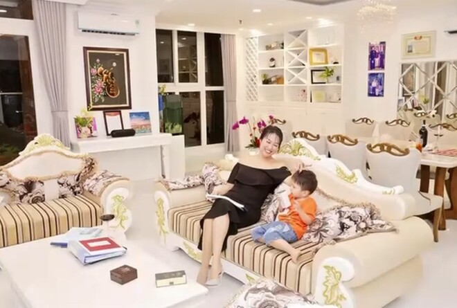 Phòng khách được bày trí đẳng cấp với bộ sofa bọc vải họa tiết cổ điển, là nơi Phi Thanh Vân thường xuyên quây quần và chơi đùa cùng con trai.