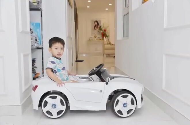 Hành lang chạy dọc căn hộ rất thoáng đãng, đây cũng là không gian vui chơi yêu thích của con trai nữ diễn viên. Những chiếc tủ kệ cũng đều mang gam trắng.