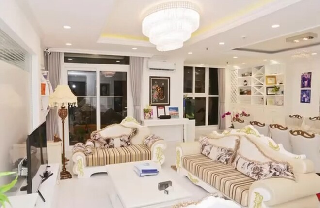 Căn nhà 200m2 ngập tràn sắc trắng này chính là thành quả và nỗ lực không ngừng nghỉ của người đẹp, thể hiện gu thẩm mỹ độc đáo của cô.