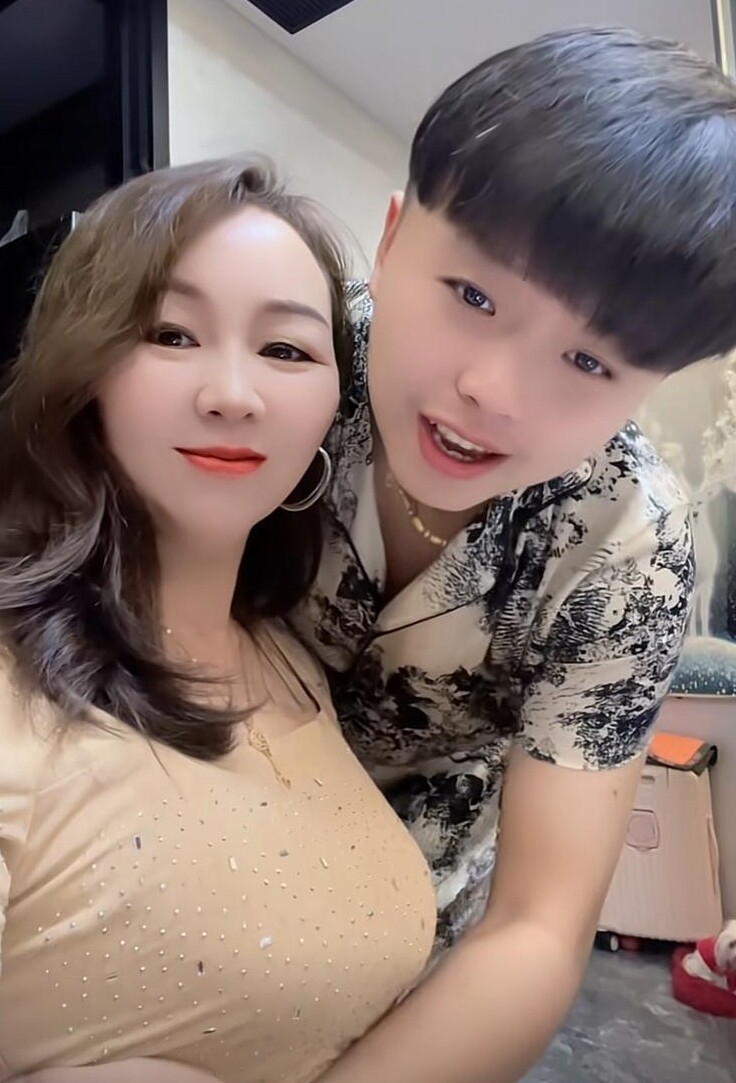 Phú bà 3 con amp;#34;tán đổamp;#34; chàng shipper kém 17 tuổi, được cầu hôn liền tặng ngay xe BMW cho trai trẻ - 4