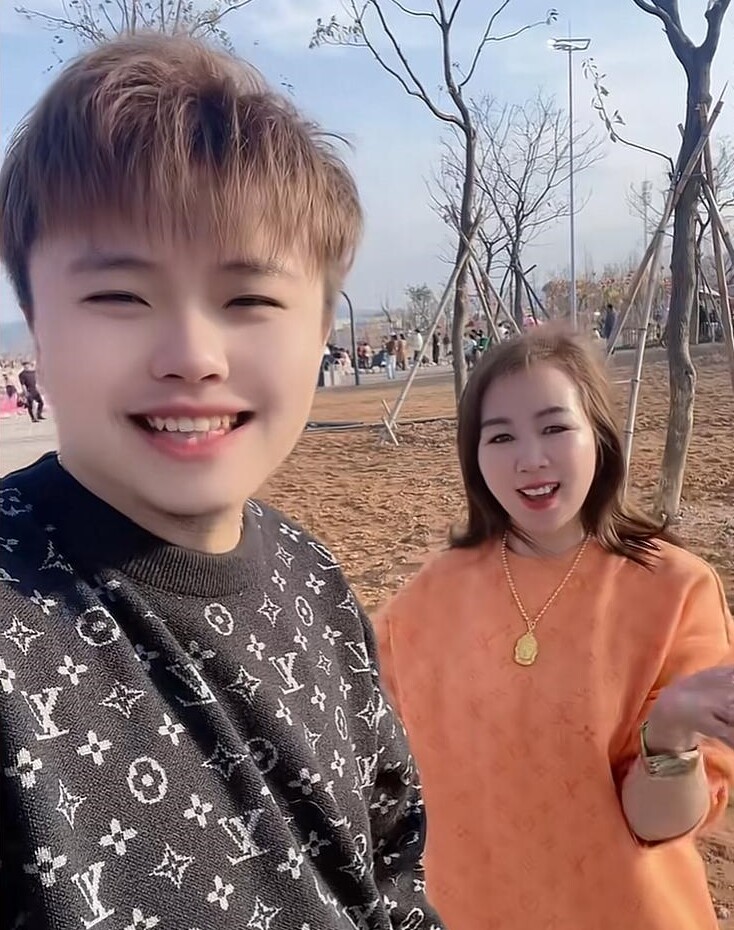 Phú bà 3 con amp;#34;tán đổamp;#34; chàng shipper kém 17 tuổi, được cầu hôn liền tặng ngay xe BMW cho trai trẻ - 3